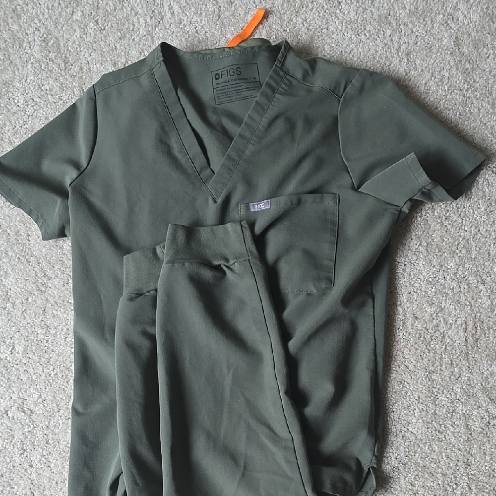 FIGS Womens Green Scrub Top and Pants Set